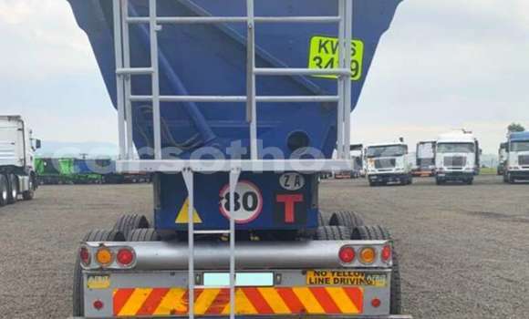 Sayi Na hannu Caterpillar 120 Blue Babbar mota in Maseru a Maseru Sayi Na hannu Caterpillar 120 Blue Babbar mota in Maseru a Maseru