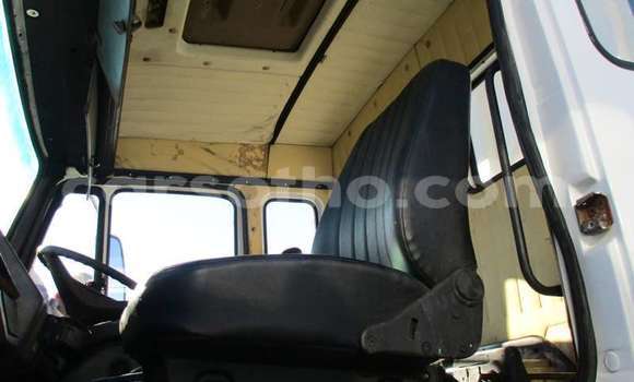 Sayi Na hannu Mercedes‒Benz Tipper White Babbar mota in Maseru a Maseru Sayi Na hannu Mercedes‒Benz Tipper White Babbar mota in Maseru a Maseru