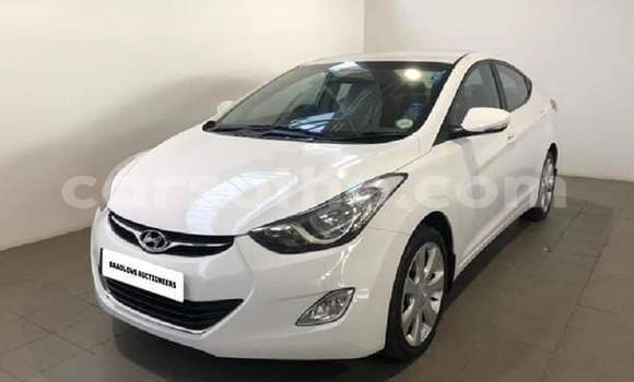 Sayi Na hannu Hyundai Elantra White Mota in Mafeteng a Mafeteng Sayi Na hannu Hyundai Elantra White Mota in Mafeteng a Mafeteng