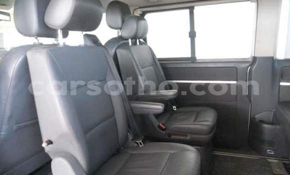 Sayi Na hannu Volkswagen Caravelle White Mota in Mafeteng a Mafeteng Sayi Na hannu Volkswagen Caravelle White Mota in Mafeteng a Mafeteng