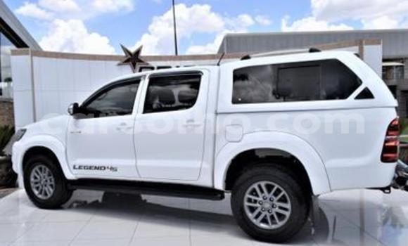 Sayi Na hannu Toyota Hilux White Mota in Maseru a Maseru Sayi Na hannu Toyota Hilux White Mota in Maseru a Maseru