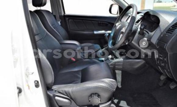 Sayi Na hannu Toyota Hilux White Mota in Maseru a Maseru Sayi Na hannu Toyota Hilux White Mota in Maseru a Maseru