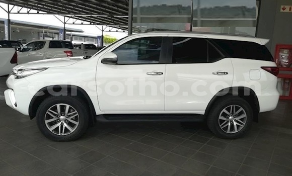 Sayi Na hannu Toyota Fortuner White Mota in Maseru a Maseru Sayi Na hannu Toyota Fortuner White Mota in Maseru a Maseru