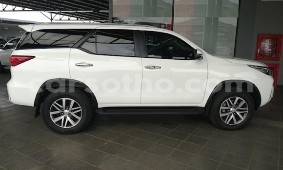 Sayi Na hannu Toyota Fortuner White Mota in Maseru a Maseru Sayi Na hannu Toyota Fortuner White Mota in Maseru a Maseru