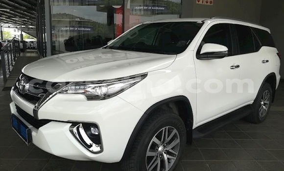 Sayi Na hannu Toyota Fortuner White Mota in Maseru a Maseru Sayi Na hannu Toyota Fortuner White Mota in Maseru a Maseru