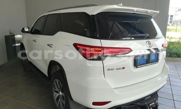 Sayi Na hannu Toyota Fortuner White Mota in Maseru a Maseru Sayi Na hannu Toyota Fortuner White Mota in Maseru a Maseru
