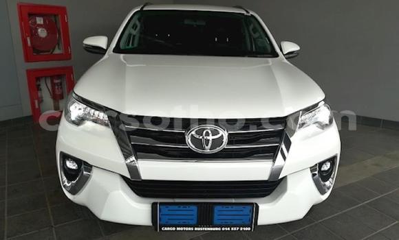 Sayi Na hannu Toyota Fortuner White Mota in Maseru a Maseru Sayi Na hannu Toyota Fortuner White Mota in Maseru a Maseru