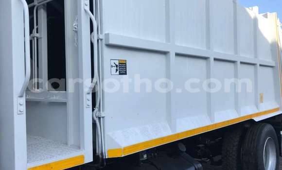 Acheter Occasion Utilitaire Nissan UD Blanc à Maputsoe, Leribe Acheter Occasion Utilitaire Nissan UD Blanc à Maputsoe, Leribe