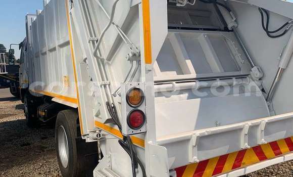 Acheter Occasion Utilitaire Nissan UD Blanc à Maputsoe, Leribe Acheter Occasion Utilitaire Nissan UD Blanc à Maputsoe, Leribe