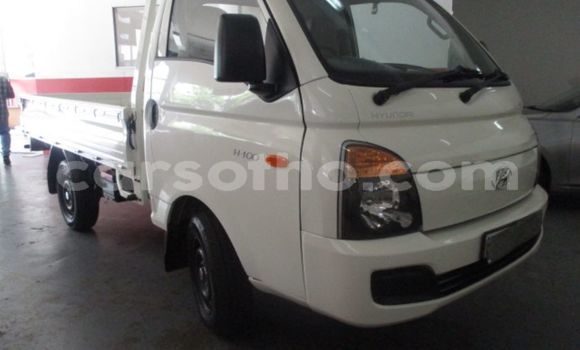 Sayi Na hannu Hyundai H200 White Babbar mota in Maseru a Maseru