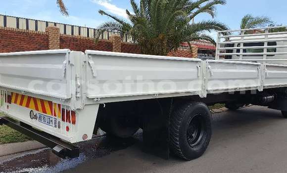 Sayi Na hannu Caterpillar 120 White Babbar mota in Maseru a Maseru Sayi Na hannu Caterpillar 120 White Babbar mota in Maseru a Maseru