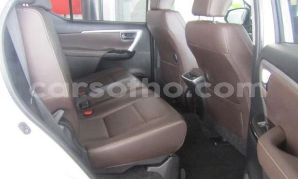 Sayi Na hannu Toyota Fortuner White Mota in Import - Dubai a Maseru Sayi Na hannu Toyota Fortuner White Mota in Import - Dubai a Maseru