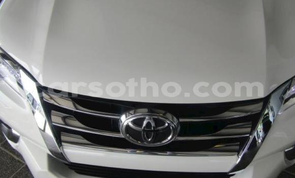 Sayi Na hannu Toyota Fortuner White Mota in Import - Dubai a Maseru Sayi Na hannu Toyota Fortuner White Mota in Import - Dubai a Maseru