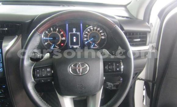 Sayi Na hannu Toyota Fortuner White Mota in Import - Dubai a Maseru Sayi Na hannu Toyota Fortuner White Mota in Import - Dubai a Maseru