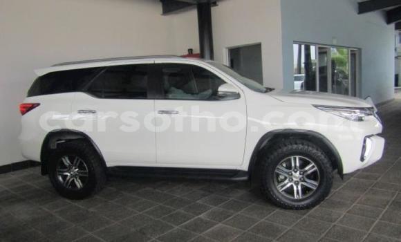 Sayi Na hannu Toyota Fortuner White Mota in Import - Dubai a Maseru Sayi Na hannu Toyota Fortuner White Mota in Import - Dubai a Maseru
