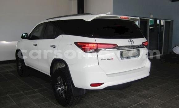 Sayi Na hannu Toyota Fortuner White Mota in Import - Dubai a Maseru Sayi Na hannu Toyota Fortuner White Mota in Import - Dubai a Maseru