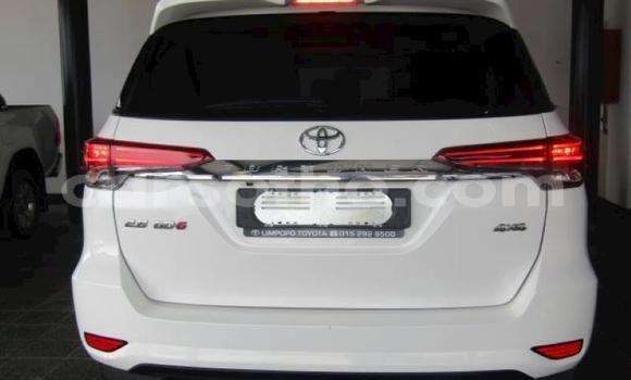 Sayi Na hannu Toyota Fortuner White Mota in Import - Dubai a Maseru Sayi Na hannu Toyota Fortuner White Mota in Import - Dubai a Maseru