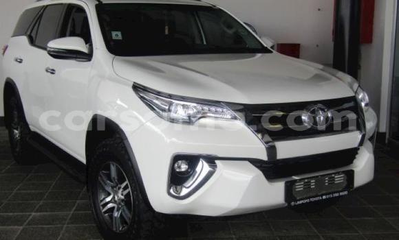 Sayi Na hannu Toyota Fortuner White Mota in Import - Dubai a Maseru Sayi Na hannu Toyota Fortuner White Mota in Import - Dubai a Maseru