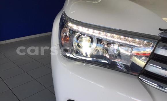 Sayi Na hannu Toyota Hilux White Mota in Import - Dubai a Maseru Sayi Na hannu Toyota Hilux White Mota in Import - Dubai a Maseru
