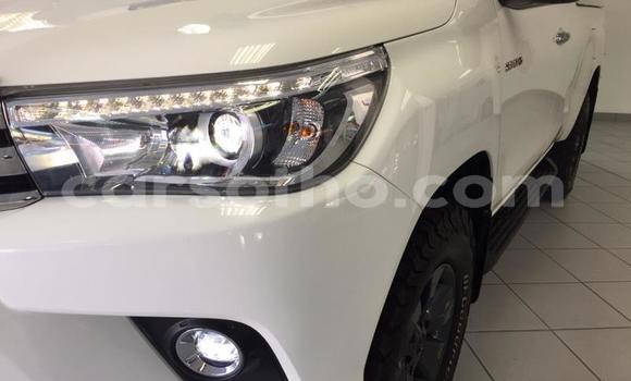 Sayi Na hannu Toyota Hilux White Mota in Import - Dubai a Maseru Sayi Na hannu Toyota Hilux White Mota in Import - Dubai a Maseru