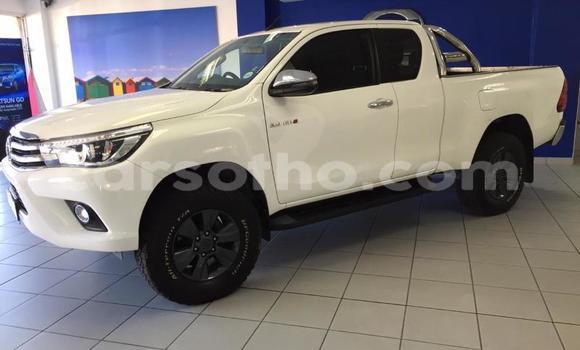 Sayi Na hannu Toyota Hilux White Mota in Import - Dubai a Maseru Sayi Na hannu Toyota Hilux White Mota in Import - Dubai a Maseru