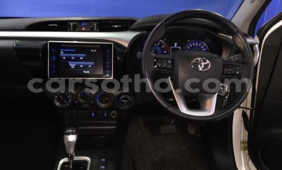 Sayi Na hannu Toyota Hilux White Mota in Import - Dubai a Maseru Sayi Na hannu Toyota Hilux White Mota in Import - Dubai a Maseru