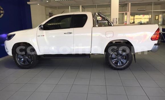Sayi Na hannu Toyota Hilux White Mota in Import - Dubai a Maseru Sayi Na hannu Toyota Hilux White Mota in Import - Dubai a Maseru
