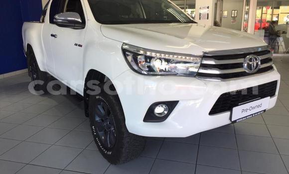 Sayi Na hannu Toyota Hilux White Mota in Import - Dubai a Maseru Sayi Na hannu Toyota Hilux White Mota in Import - Dubai a Maseru