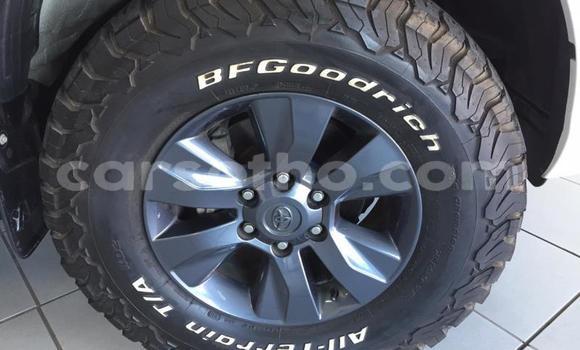 Sayi Na hannu Toyota Hilux White Mota in Import - Dubai a Maseru Sayi Na hannu Toyota Hilux White Mota in Import - Dubai a Maseru