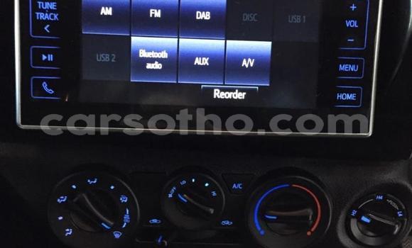 Sayi Na hannu Toyota Hilux White Mota in Import - Dubai a Maseru Sayi Na hannu Toyota Hilux White Mota in Import - Dubai a Maseru