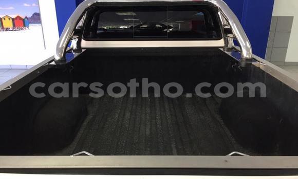 Sayi Na hannu Toyota Hilux White Mota in Import - Dubai a Maseru Sayi Na hannu Toyota Hilux White Mota in Import - Dubai a Maseru
