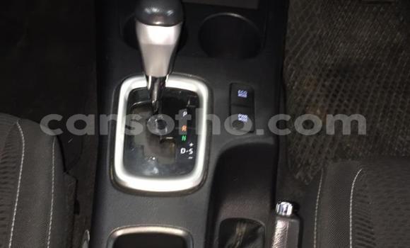 Sayi Na hannu Toyota Hilux White Mota in Import - Dubai a Maseru Sayi Na hannu Toyota Hilux White Mota in Import - Dubai a Maseru