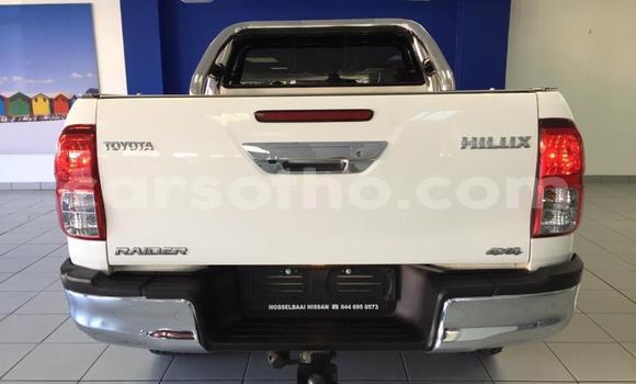 Sayi Na hannu Toyota Hilux White Mota in Import - Dubai a Maseru Sayi Na hannu Toyota Hilux White Mota in Import - Dubai a Maseru