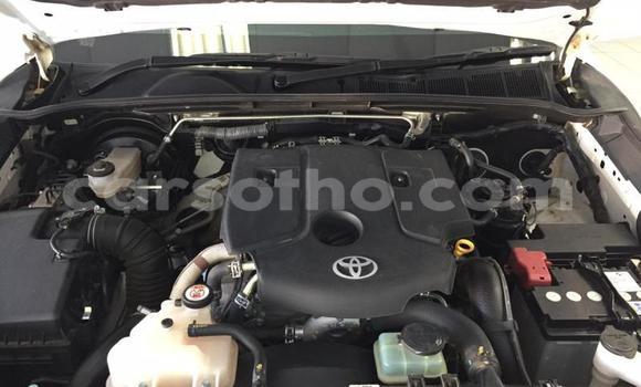 Sayi Na hannu Toyota Hilux White Mota in Import - Dubai a Maseru Sayi Na hannu Toyota Hilux White Mota in Import - Dubai a Maseru