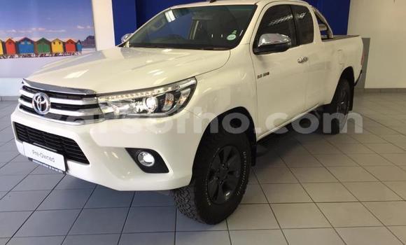 Sayi Na hannu Toyota Hilux White Mota in Import - Dubai a Maseru Sayi Na hannu Toyota Hilux White Mota in Import - Dubai a Maseru