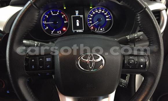 Sayi Na hannu Toyota Hilux White Mota in Import - Dubai a Maseru Sayi Na hannu Toyota Hilux White Mota in Import - Dubai a Maseru