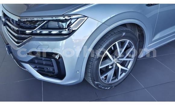 Sayi Na hannu Volkswagen Touareg Silver Mota in Import - Dubai a Maseru Sayi Na hannu Volkswagen Touareg Silver Mota in Import - Dubai a Maseru