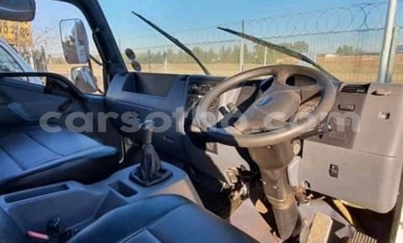 Buy Used Mitsubishi Van White Truck in Hlotse in Leribe Buy Used Mitsubishi Van White Truck in Hlotse in Leribe