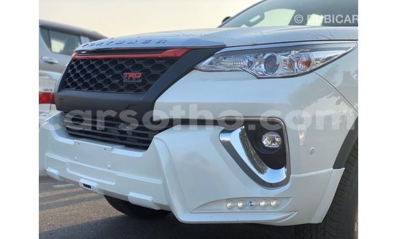 Sayi Imported Toyota Fortuner White Mota in Import - Dubai a Maseru Sayi Imported Toyota Fortuner White Mota in Import - Dubai a Maseru