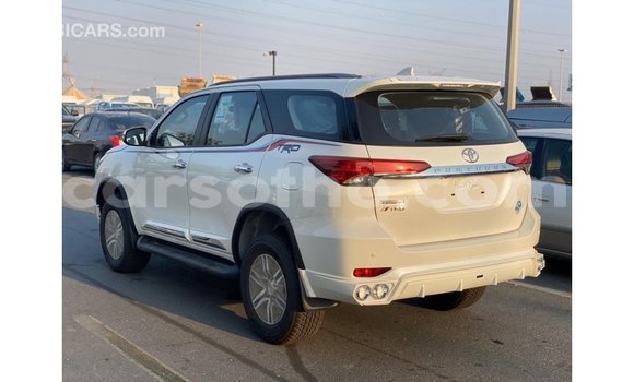 Sayi Imported Toyota Fortuner White Mota in Import - Dubai a Maseru Sayi Imported Toyota Fortuner White Mota in Import - Dubai a Maseru