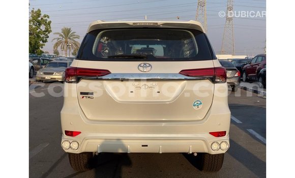 Sayi Imported Toyota Fortuner White Mota in Import - Dubai a Maseru Sayi Imported Toyota Fortuner White Mota in Import - Dubai a Maseru