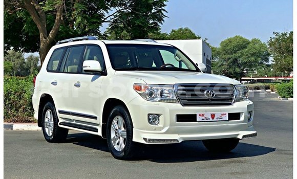 Sayi Imported Toyota Land Cruiser White Mota in Import - Dubai a Maseru Sayi Imported Toyota Land Cruiser White Mota in Import - Dubai a Maseru