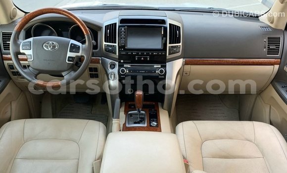 Sayi Imported Toyota Land Cruiser White Mota in Import - Dubai a Maseru Sayi Imported Toyota Land Cruiser White Mota in Import - Dubai a Maseru