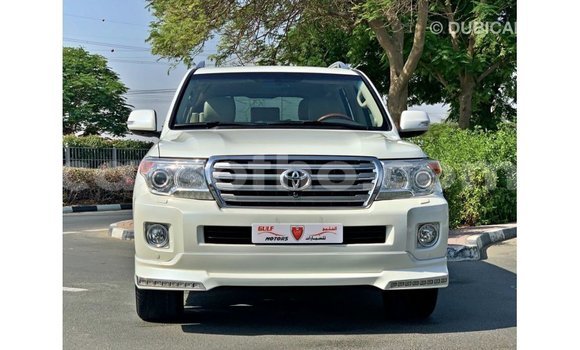 Sayi Imported Toyota Land Cruiser White Mota in Import - Dubai a Maseru Sayi Imported Toyota Land Cruiser White Mota in Import - Dubai a Maseru
