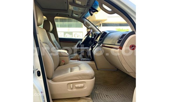 Sayi Imported Toyota Land Cruiser White Mota in Import - Dubai a Maseru Sayi Imported Toyota Land Cruiser White Mota in Import - Dubai a Maseru