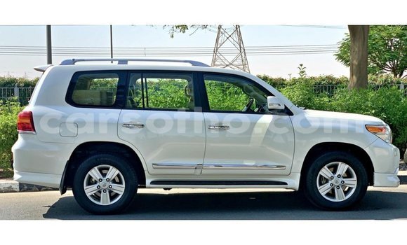 Sayi Imported Toyota Land Cruiser White Mota in Import - Dubai a Maseru Sayi Imported Toyota Land Cruiser White Mota in Import - Dubai a Maseru