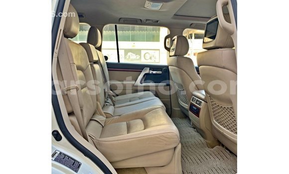 Sayi Imported Toyota Land Cruiser White Mota in Import - Dubai a Maseru Sayi Imported Toyota Land Cruiser White Mota in Import - Dubai a Maseru