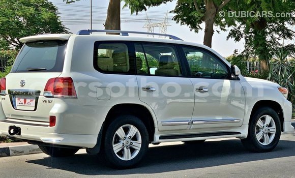 Sayi Imported Toyota Land Cruiser White Mota in Import - Dubai a Maseru Sayi Imported Toyota Land Cruiser White Mota in Import - Dubai a Maseru