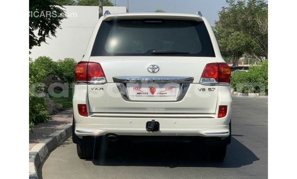 Sayi Imported Toyota Land Cruiser White Mota in Import - Dubai a Maseru Sayi Imported Toyota Land Cruiser White Mota in Import - Dubai a Maseru