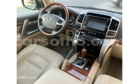 Sayi Imported Toyota Land Cruiser White Mota in Import - Dubai a Maseru Sayi Imported Toyota Land Cruiser White Mota in Import - Dubai a Maseru